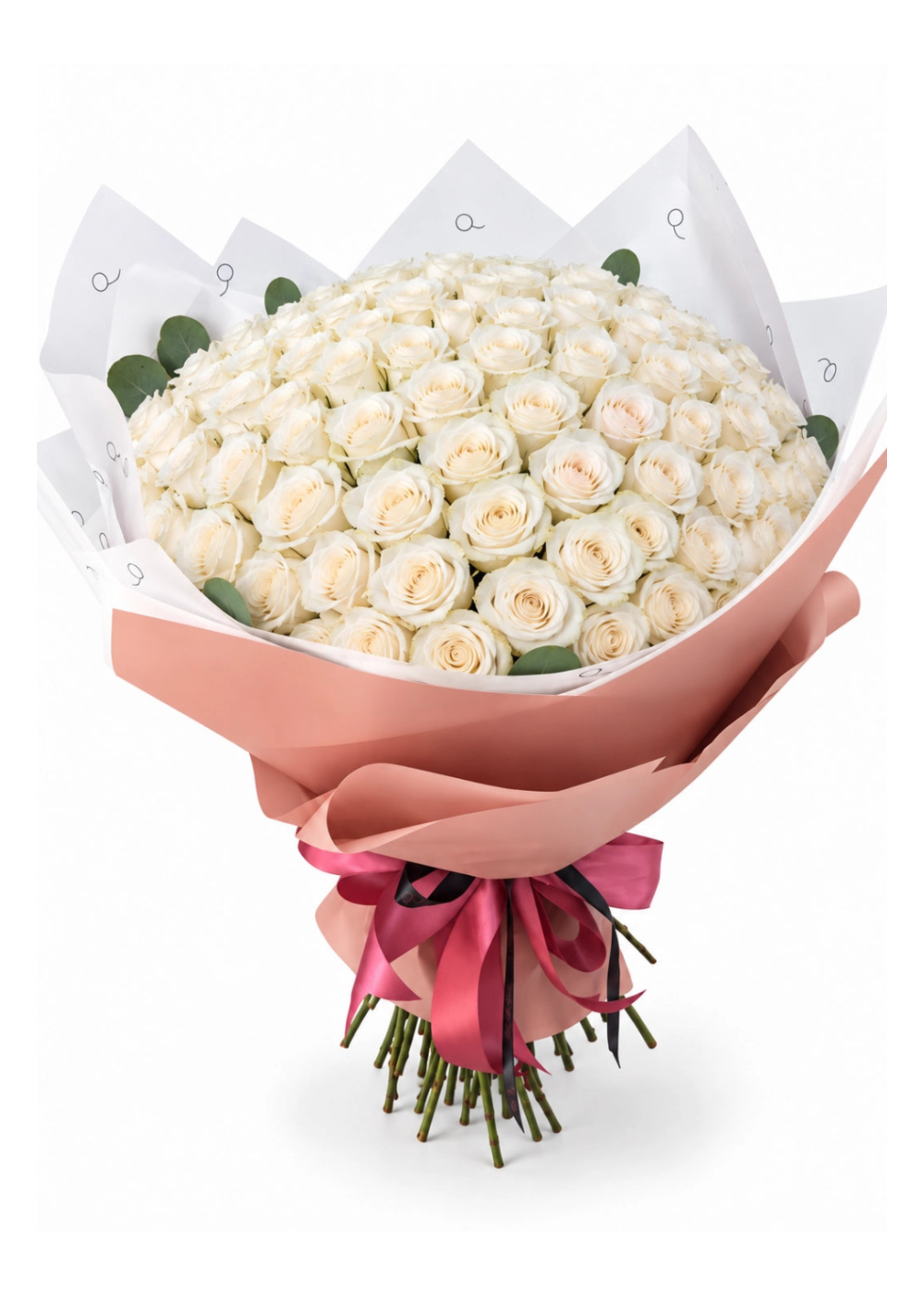 Bouquet da QRoses com 100 rosas brancas em tons marfim e creme, envolvido em papel rosa e branco com fita da marca.