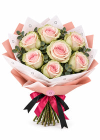 Essenzieller Rosenstrauß mit rosafarbenen Rosen