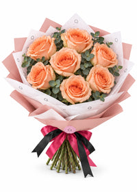Essenzieller Rosenstrauß mit pfirsichfarbenen Rosen