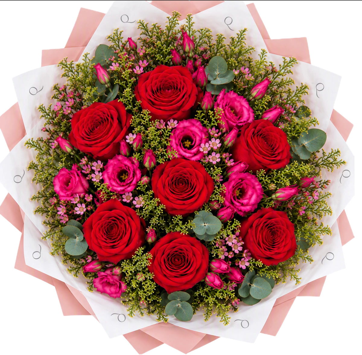 Vista cenital de ramo misto com rosas vermelhas, lisianthus fúcsia, wax flower, lepidium e eucalipto