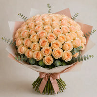 High-End-Strauß mit 50 pfirsichfarbenen Rosen
