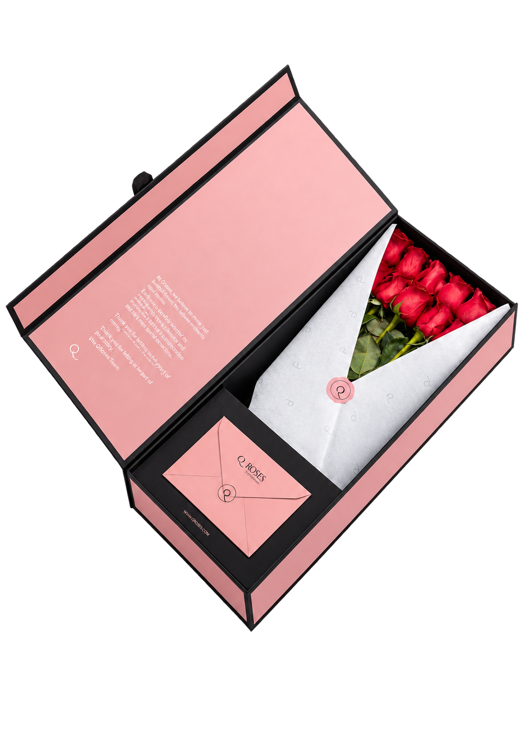 Una caja Signature QRoses abierta con rosas rojas y una tarjeta personalizada