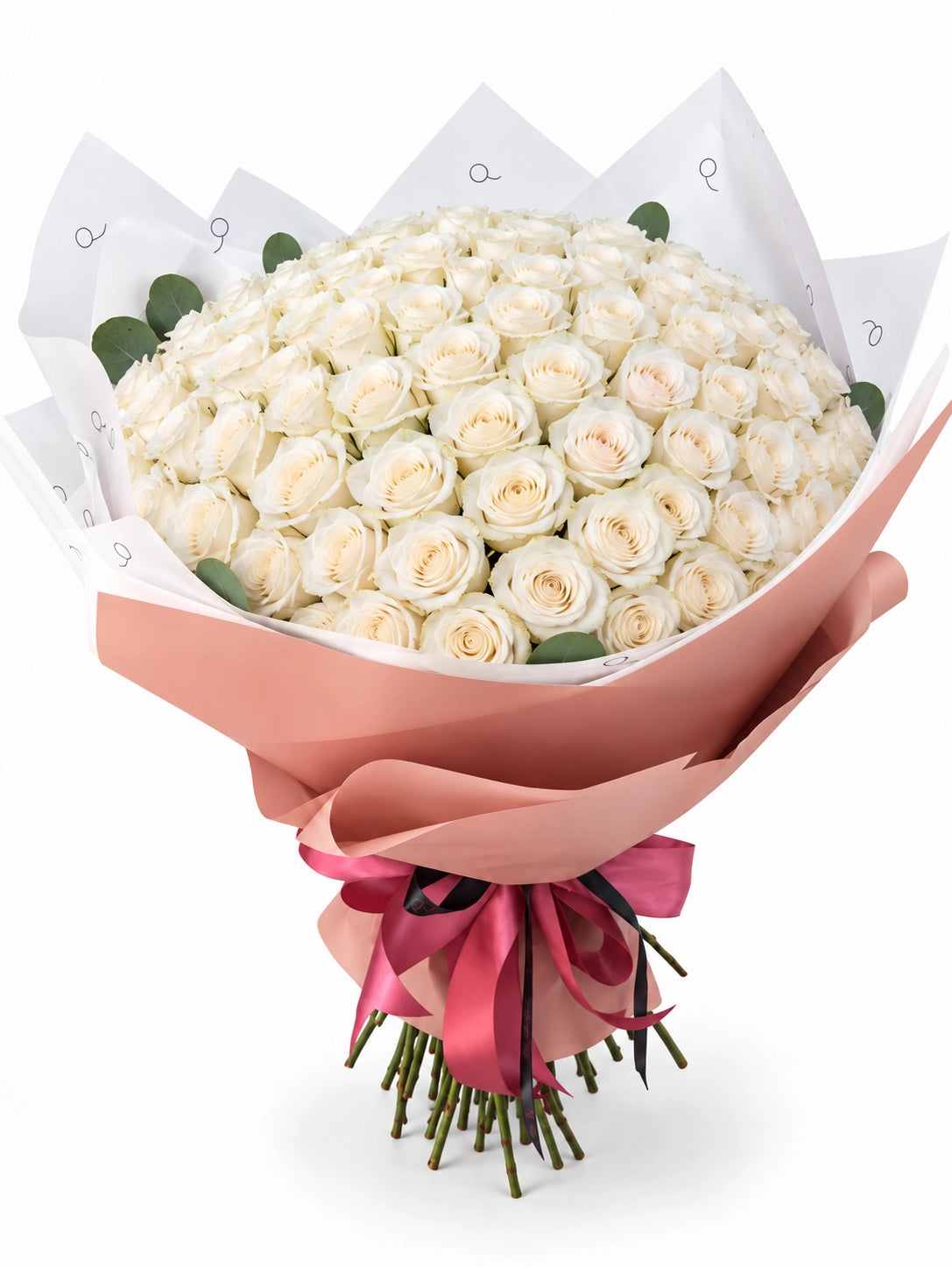 Bouquet da QRoses com 100 rosas brancas em tons marfim e creme, envolvido em papel rosa e branco com fita da marca.