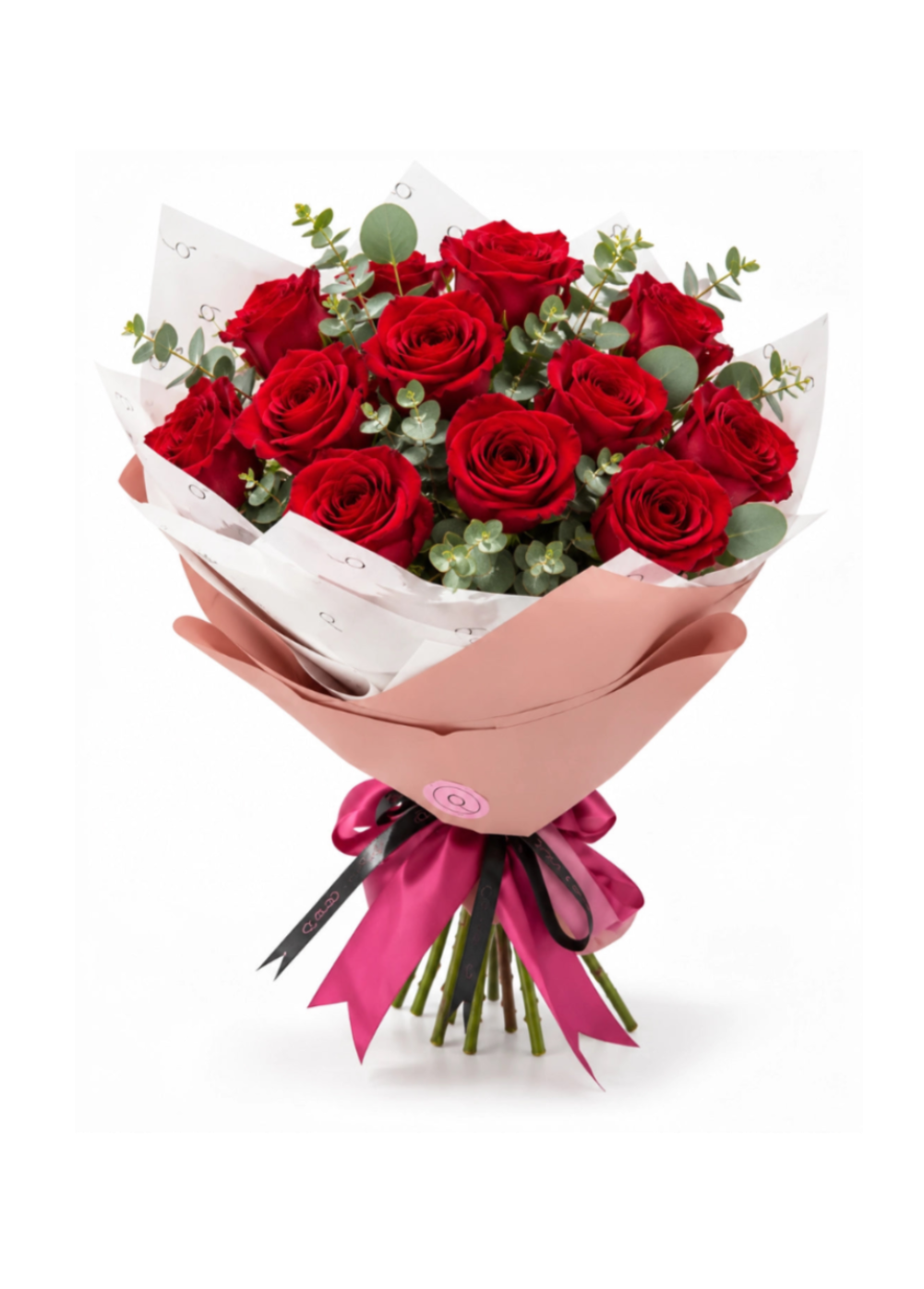 Bouquet premium QRoses com 12 rosas vermelhas naturais, eucalipto, embrulho rosa elegante e laço fúcsia