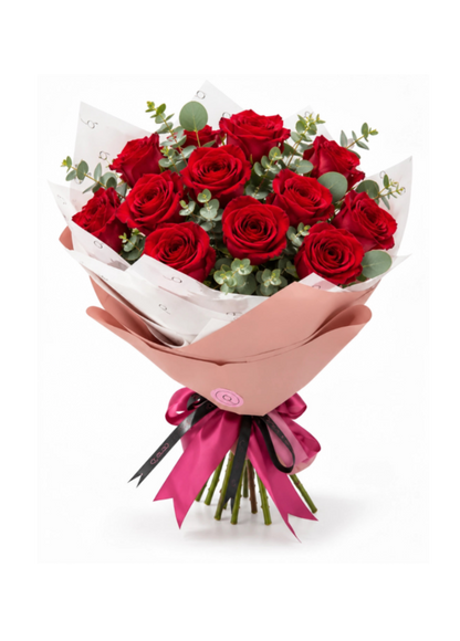 Bouquet premium QRoses com 12 rosas vermelhas naturais, eucalipto, embrulho rosa elegante e laço fúcsia