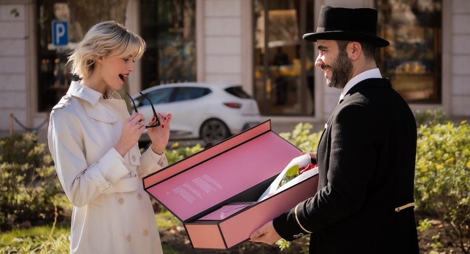 Modelo a recebir rosas em av Liberdade