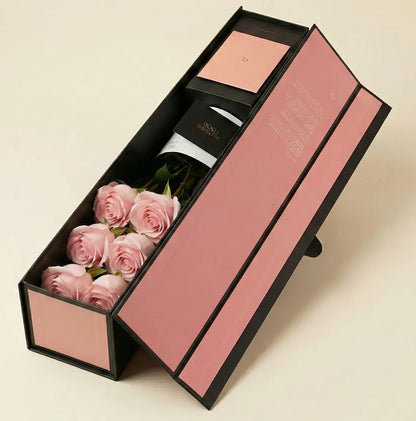 Flute Box QRoses cor-de-rosa aberta com rosas frescas no interior e detalhe premium da apresentação.