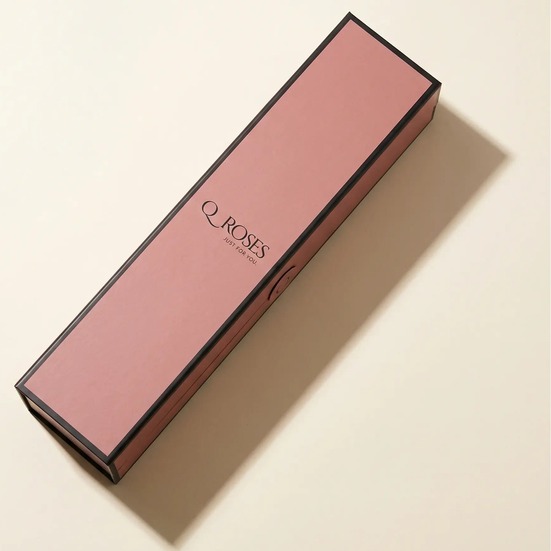 Flute Box QRoses fechada com acabamento premium elegante e minimalista.
