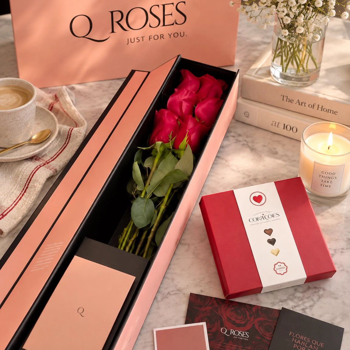 Flute Box QRoses com rosas vermelhas, chocolates e cartão em ambiente lifestyle