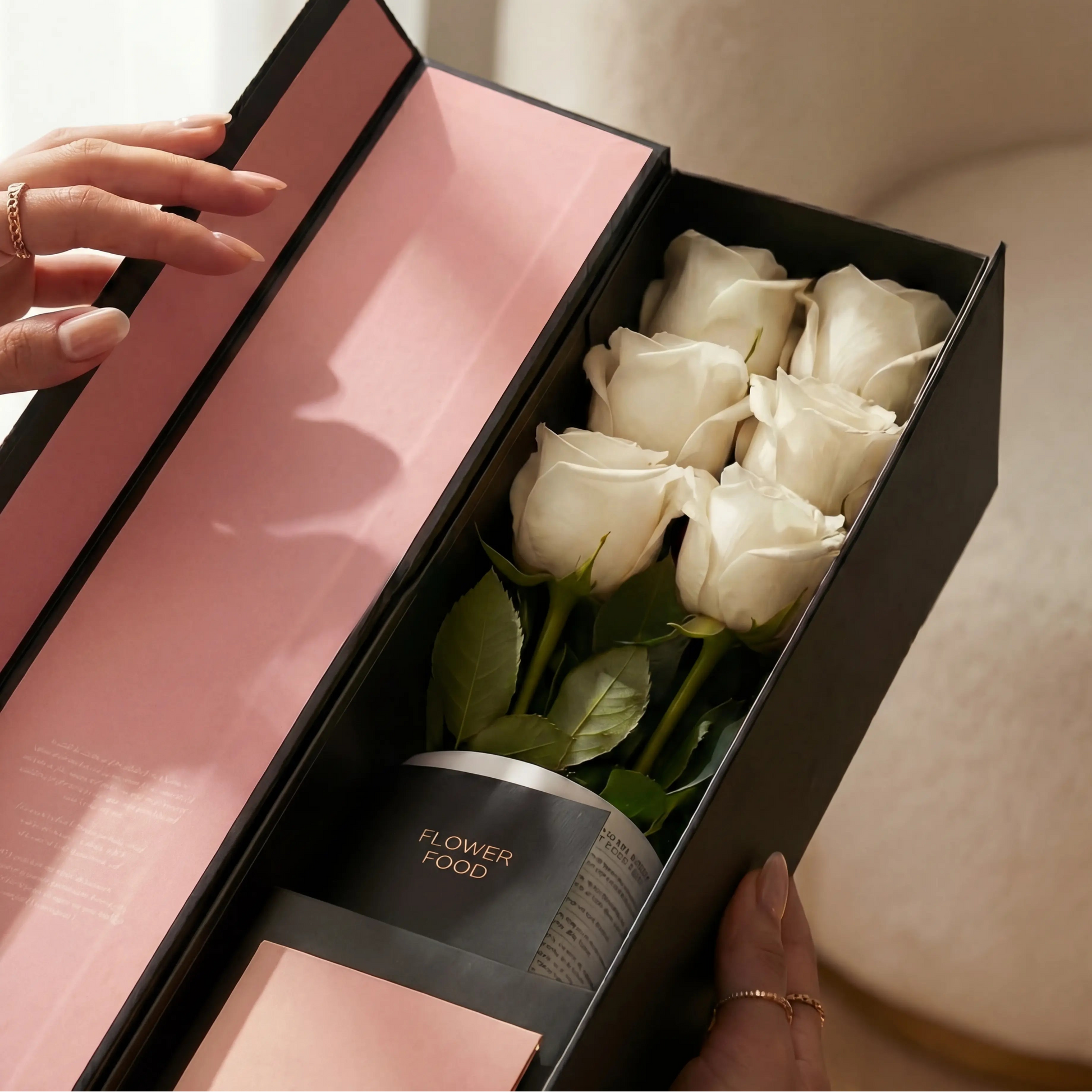Flute Box QRoses aberta com rosas brancas frescas e apresentação premium elegante.