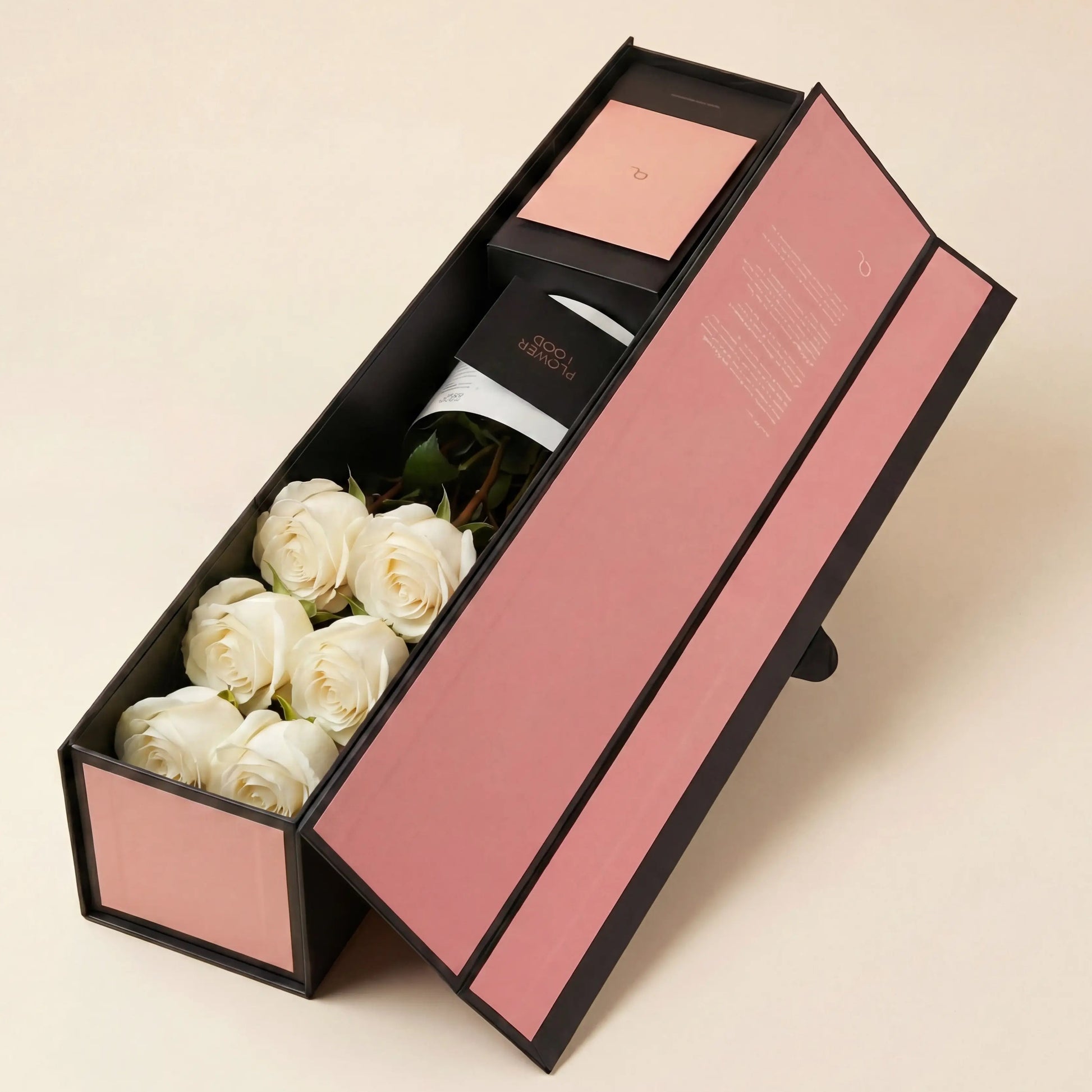 Flute Box QRoses aberta com rosas brancas frescas, flower food e apresentação premium minimalista.