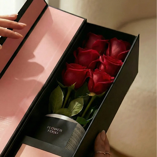 Flute Box QRoses aberta com rosas vermelhas frescas e apresentação premium elegante.