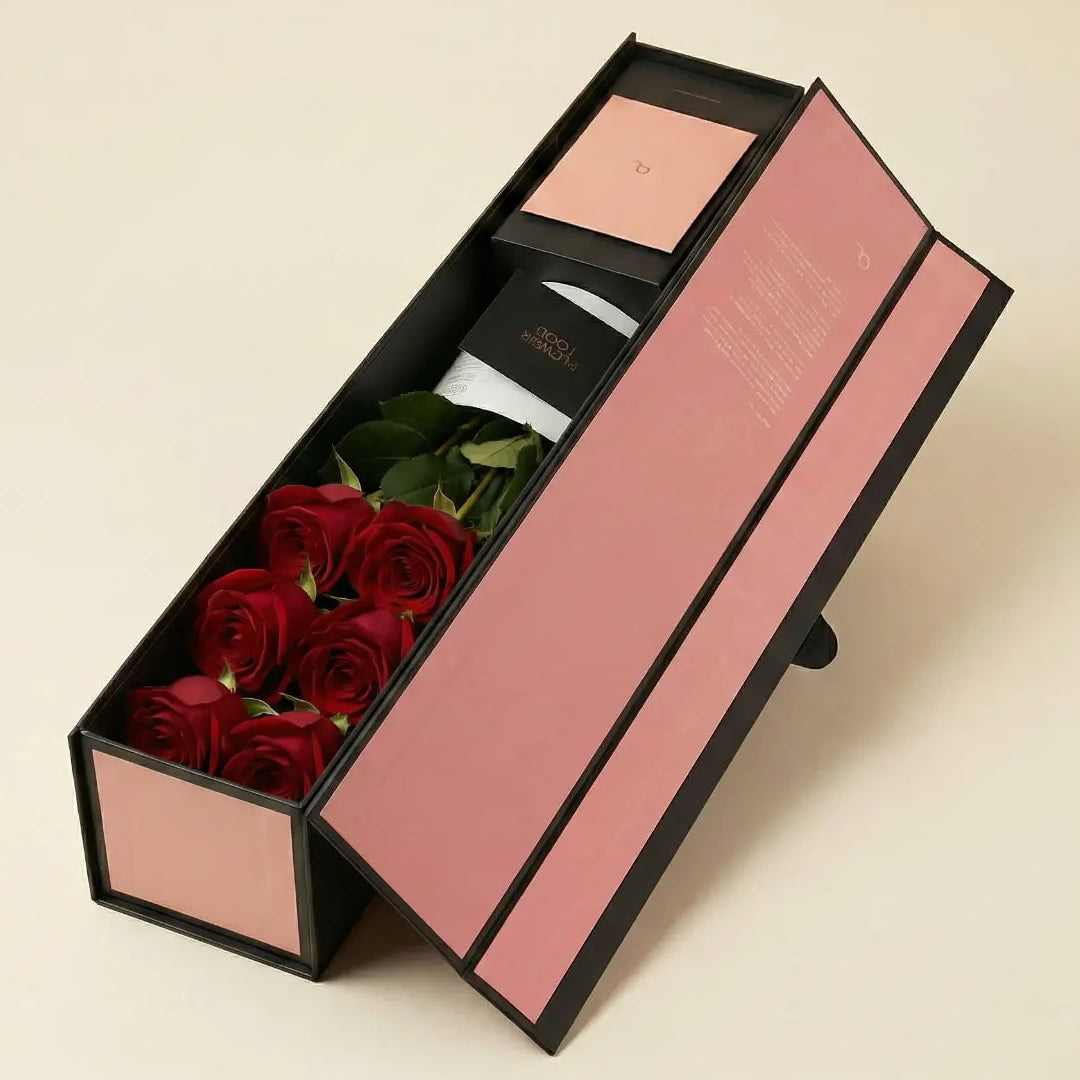 Flute Box QRoses aberta com rosas vermelhas premium no interior e apresentação elegante minimalista.