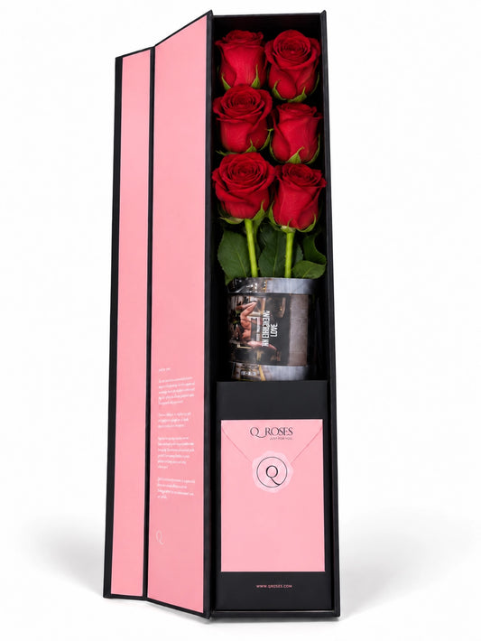 Flute Box da QRoses com rosas vermelhas, cartão e envelope da marca, apresentada em fundo branco.