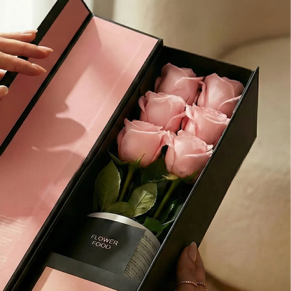 Flute Box aberta com rosas cor-de-rosa suaves no interior, embalagem premium QRoses com flower food incluído.