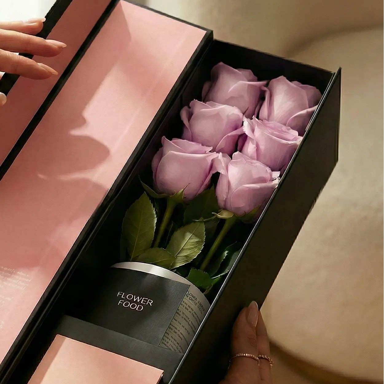 Flute Box with lilac roses 