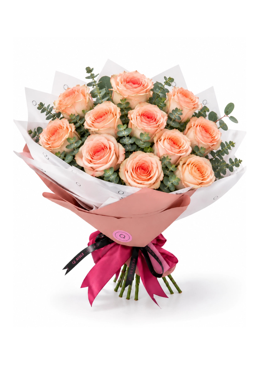 Rosas pêssego com folhas de eucalipto