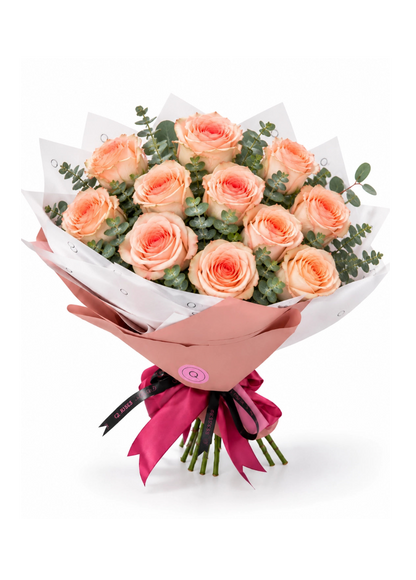 Rosas pêssego com folhas de eucalipto