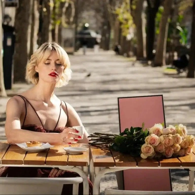 Buquê de rosas cor-de-rosa em caixa de luxo modelo a beber café nas ruas de Lisboa | QRoses 