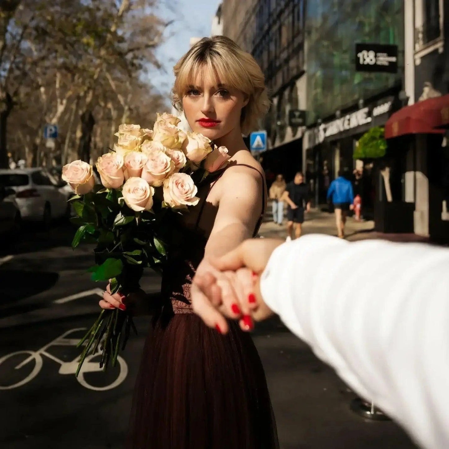 Buquê de rosas cor-de-rosa em caixa de luxo - modelo a estender o braço para segurar a mão do noivo | QRoses