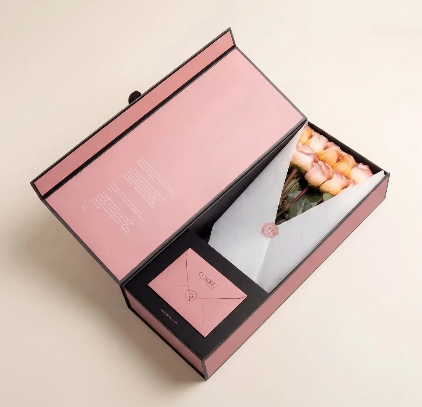 Caixa Signature Box QRoses com rosas pêssego premium, cartão QR e envelope elegante, apresentada numa embalagem rosa de luxo.
