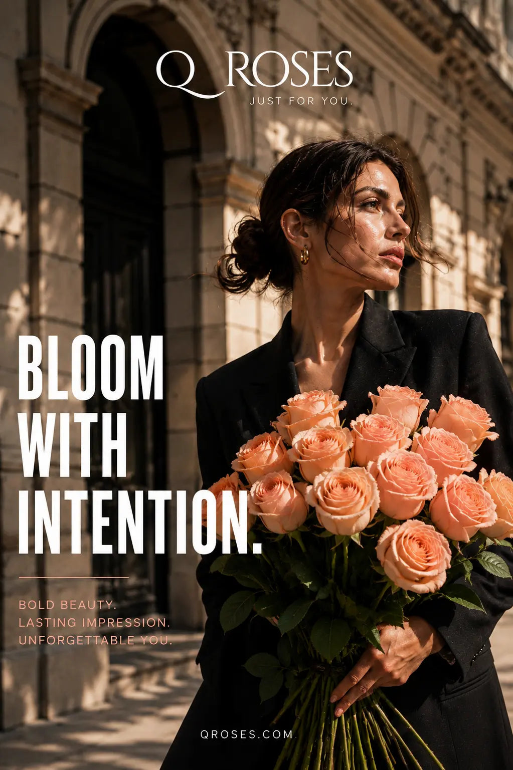 Campanha QRoses com modelo segurando rosas pêssego e mensagem “Bloom With Intention” em ambiente urbano elegante