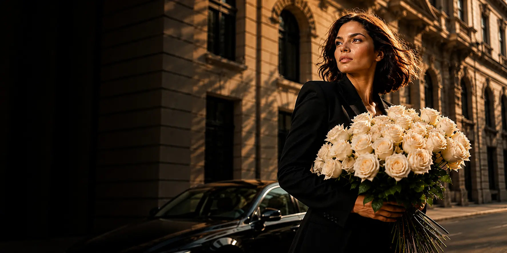 Modelo segurando um bouquet de rosas premium brancas num cenário elegante, representando a florista QRoses em Portugal.