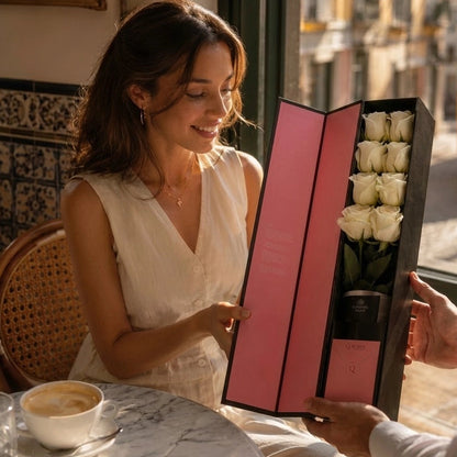 Mulher com Flute Box QROSES de rosas brancas