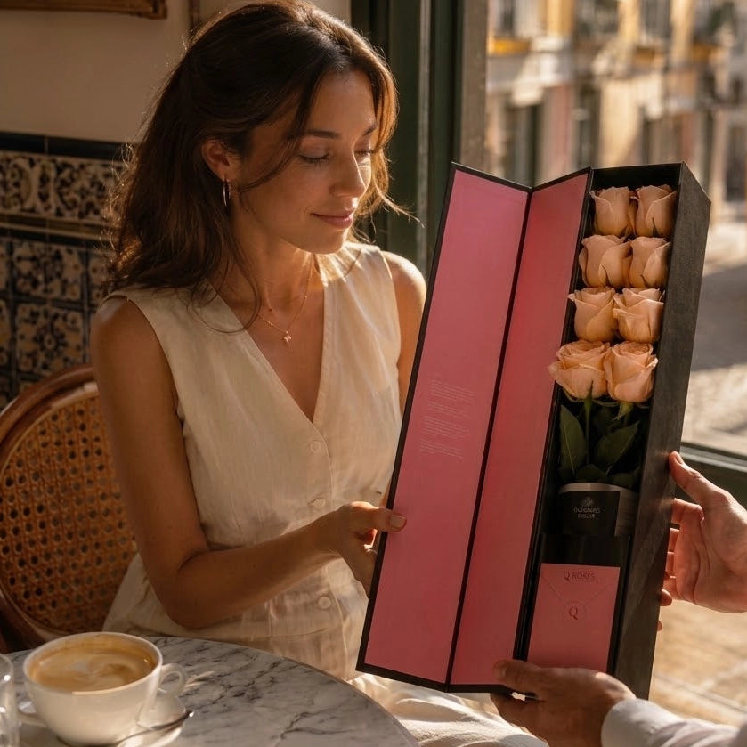 Mulher com Flute Box QROSES de rosas cor-de-pêssego