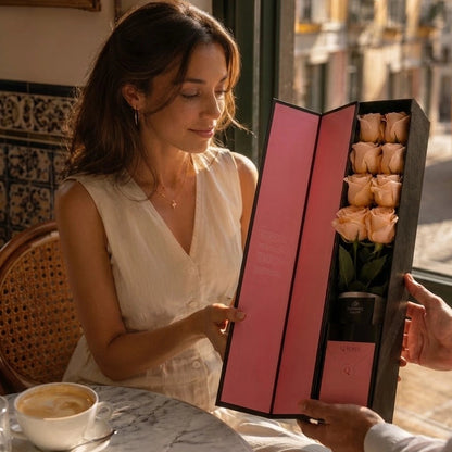Mulher com Flute Box QROSES de rosas cor-de-pêssego