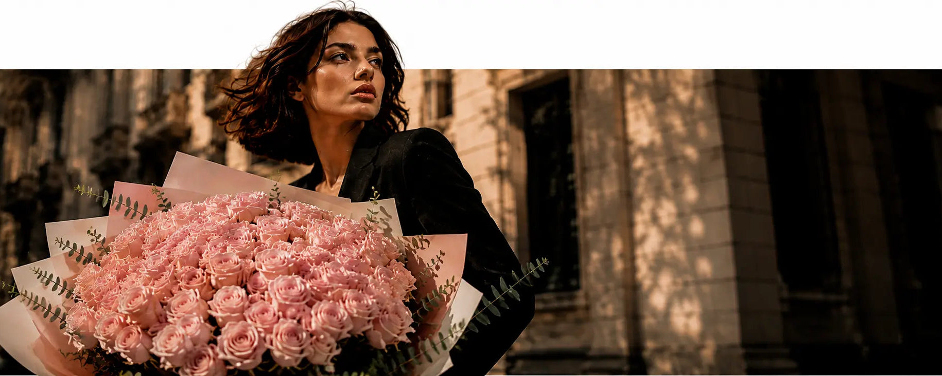 Mulher elegante com bouquet luxuoso de rosas cor-de-rosa QRoses