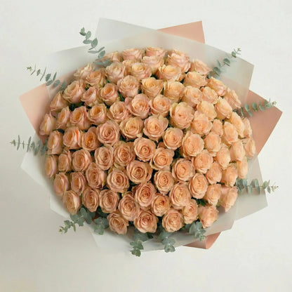 High-End-Strauß mit 100 pfirsichfarbenen Rosen