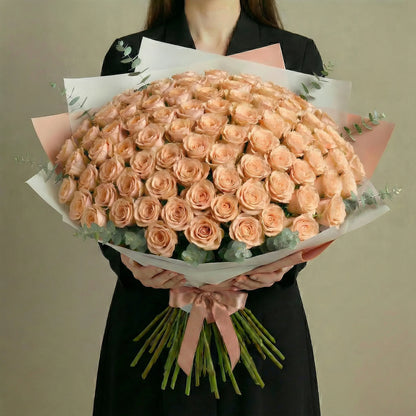 High-End-Strauß mit 100 pfirsichfarbenen Rosen