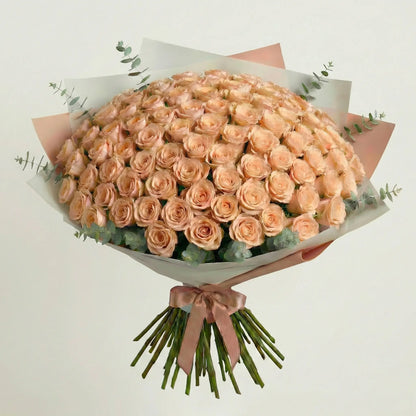 High-End-Strauß mit 100 pfirsichfarbenen Rosen