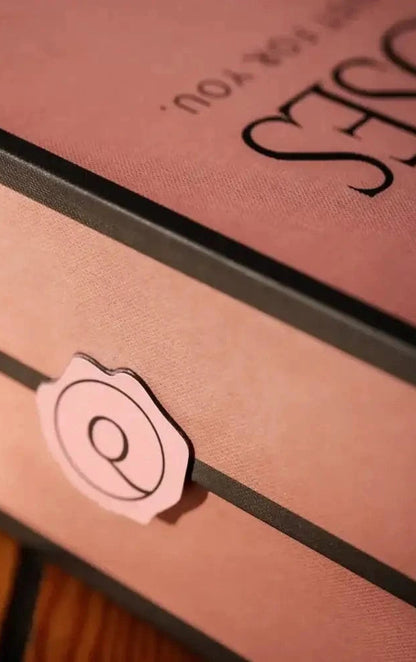 imagem da caixa signature da QRoses a mostrar a qualidade do embalagem | QRoses - buque-de-rosas-vermelhas-em-caixa-de-luxo 