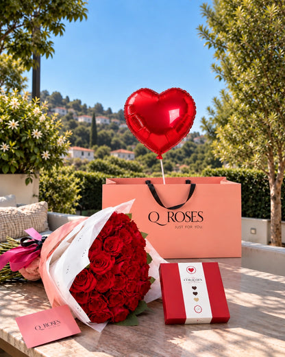Ramo de 50 rosas vermelhas QRoses com balão coração vermelho e chocolates Arcádia em ambiente exterior
