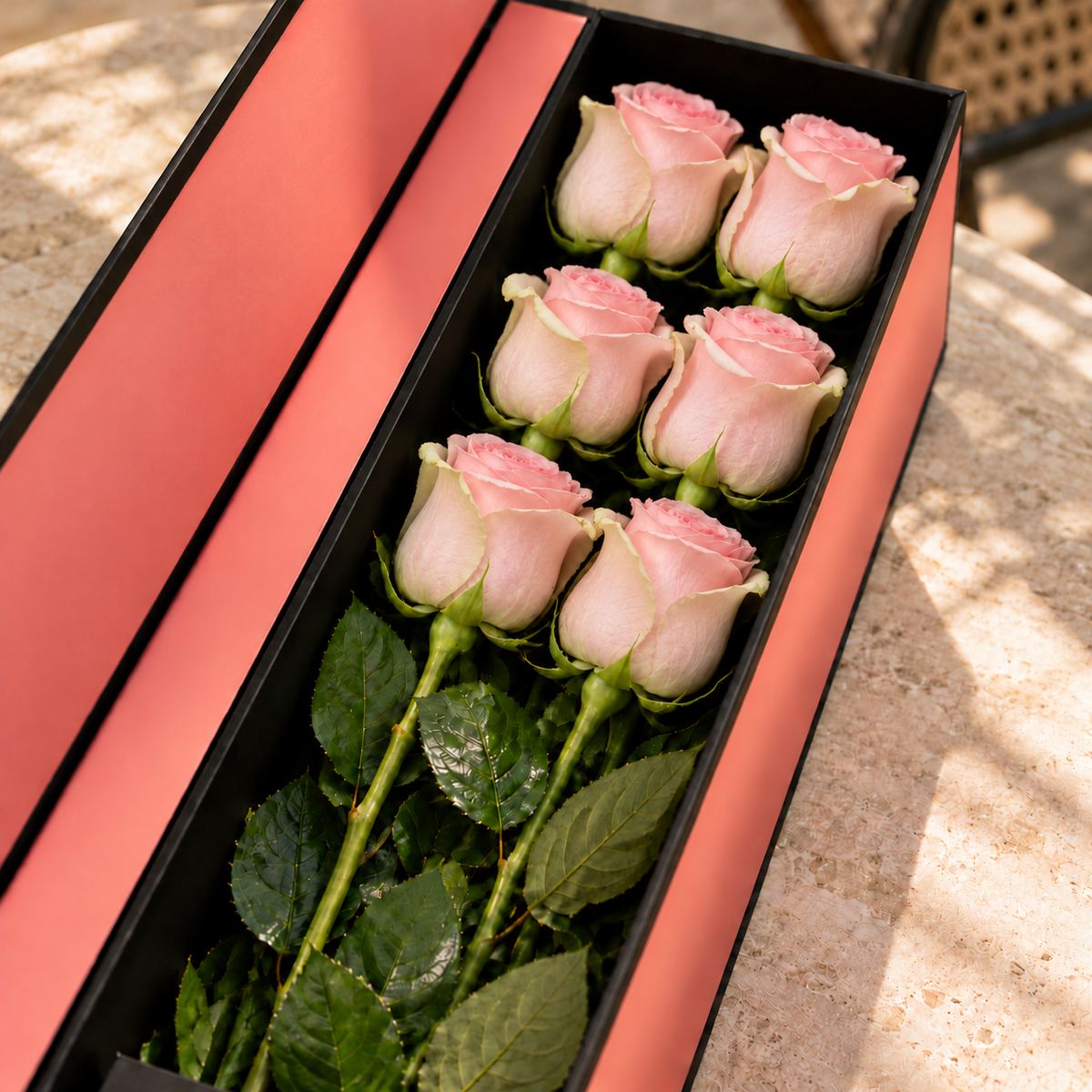 Caixa Flute QRoses aberta com rosas cor-de-rosa.