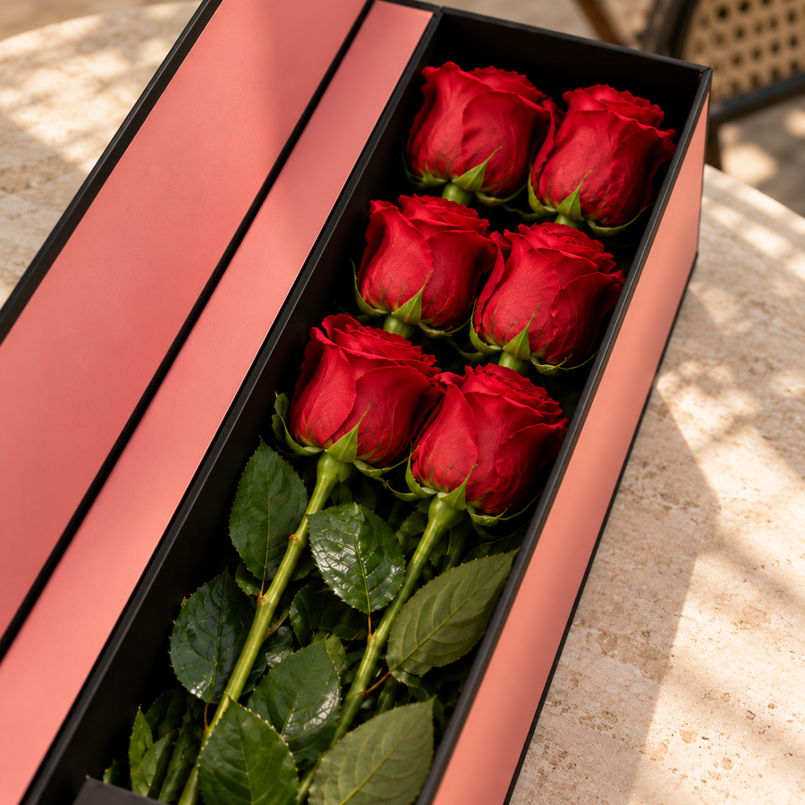Caixa Flute de rosas vermelhas sobre uma mesa