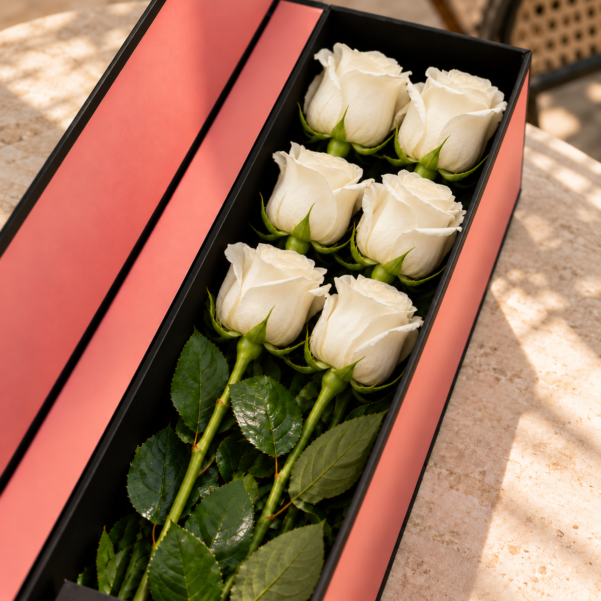 Caixa Flute QRoses aberta com rosas brancas.