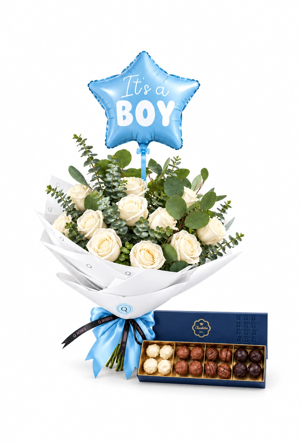 Bouquet QRoses de rosas brancas e eucalipto, com laço azul, balão “It's a Boy” e caixa aberta de chocolates, sobre fundo branco.