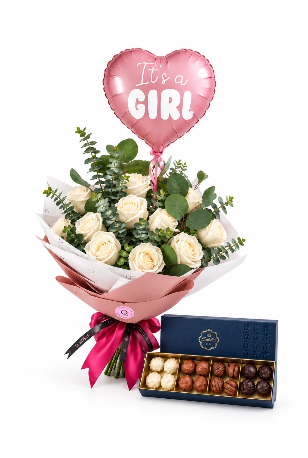 Bouquet QRoses de rosas brancas e eucalipto, balão “It's a Girl” e Trufas Premium Arcádia sobre fundo branco.