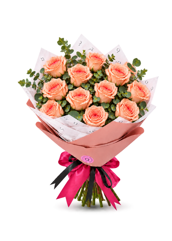 Ramo Premium QRoses de 12 rosas pêssego Shimmer com eucalipto