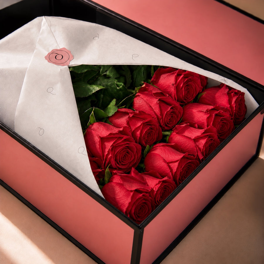 Caixa Signature de rosas vermelhas, com etiqueta plana de papel rosa QRoses.