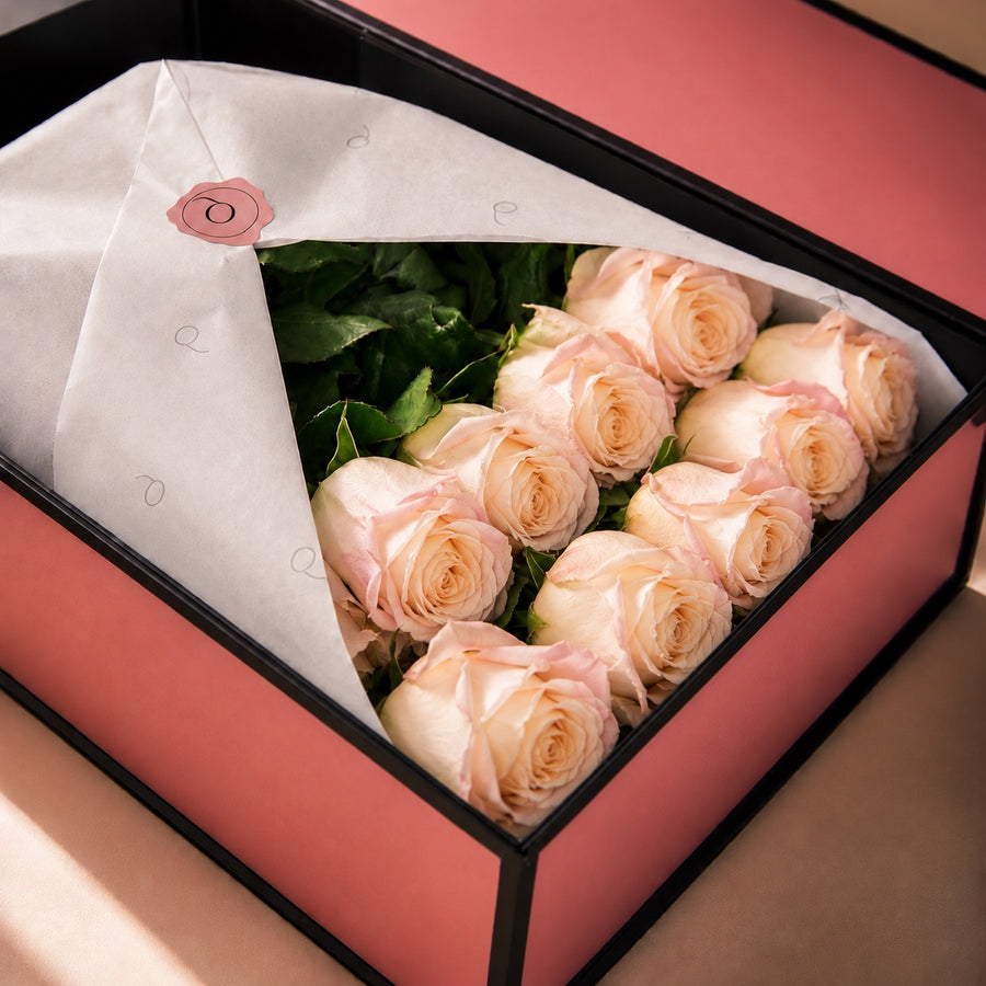 Caixa Signature com rosas Shimmer pêssego e etiqueta de papel QRoses