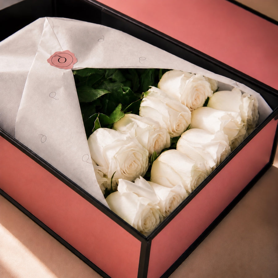 Caixa Signature de rosas brancas, com etiqueta de papel rosa QRoses.