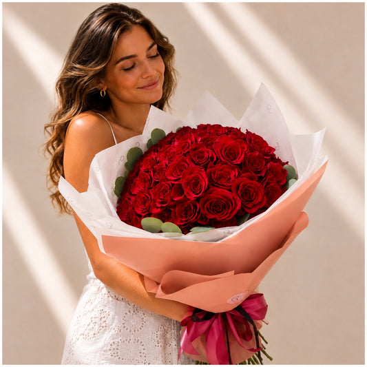 Mulher a segurar um buquê de alta gama de 50 rosas vermelhas QRoses.