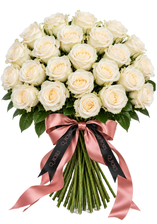 Ramo Elegance de 25 rosas brancas QRoses com hastes visíveis e laço elegante