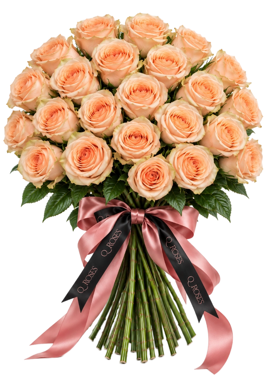 Ramo Elegance de 25 rosas pêssego QRoses com hastes visíveis e laço elegante