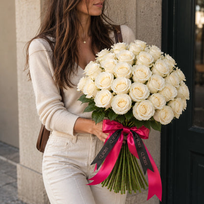 Mulher com Ramo Elegance 50 de rosas brancas mostrando as dimensões do ramo