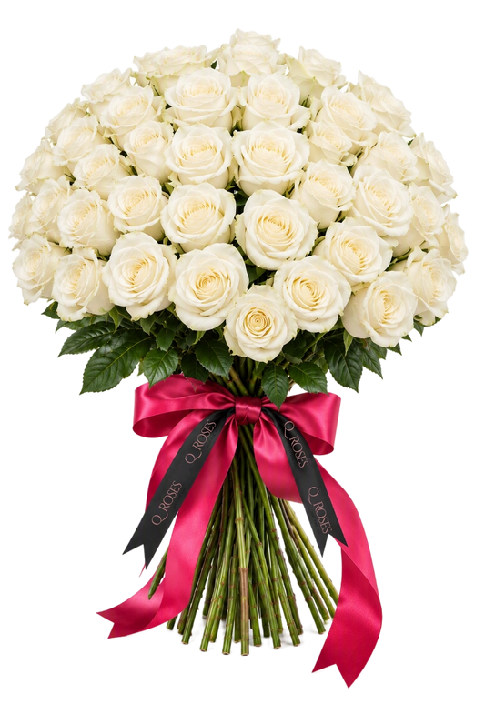 Ramo Elegance 50 com rosas brancas premium e laço QRoses
